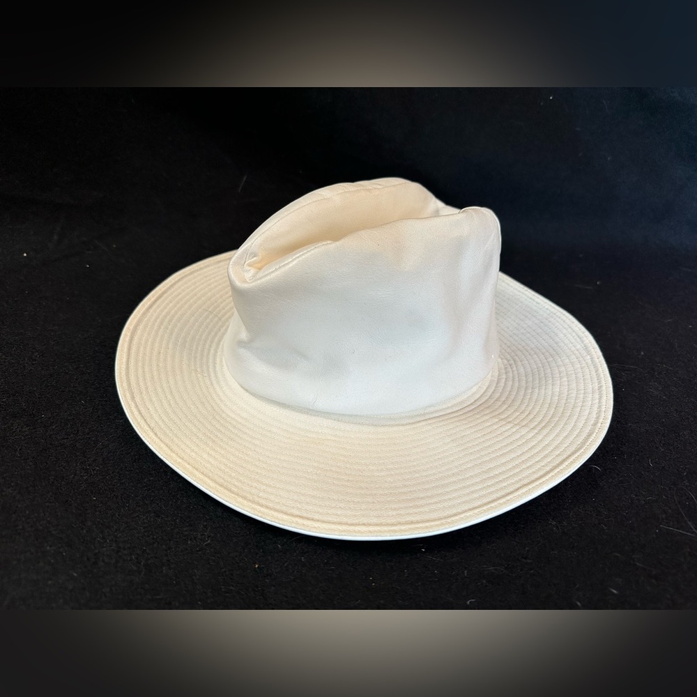 VINTAGE Women’s White Leather Hat Size 22